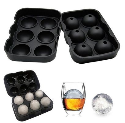 再利用可能なシリコンのアイスキューブトレイで 簡単にウイスキーの丸いボールを作ります