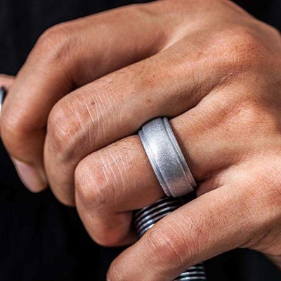シリコン 結婚指輪 男性用 ステップ エッジ スリークデザイン 4パック シングル 鋳造 サービス