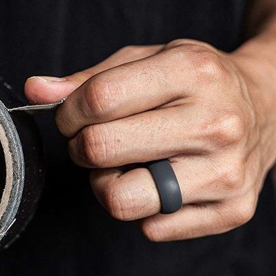 男性用シリコン婚約指輪の鋳造 8.7mm 幅 ゴム婚約バンド 2.5mm 厚さ