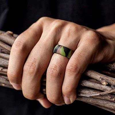 男性用シリコン婚約指輪の鋳造 8.7mm 幅 ゴム婚約バンド 2.5mm 厚さ