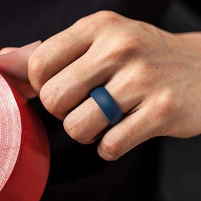 男性用シリコン婚約指輪の鋳造 8.7mm 幅 ゴム婚約バンド 2.5mm 厚さ