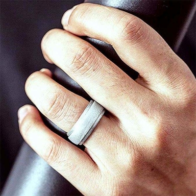 シリコン 結婚指輪 男性用 4パック シングル ステップ エッジ スリークデザイン メタリック 黒 カモ