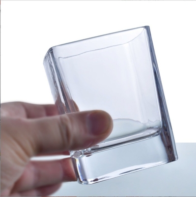 透明なウイスキーグラス内のワイン飲料用用用品のために必須の清潔なカップ